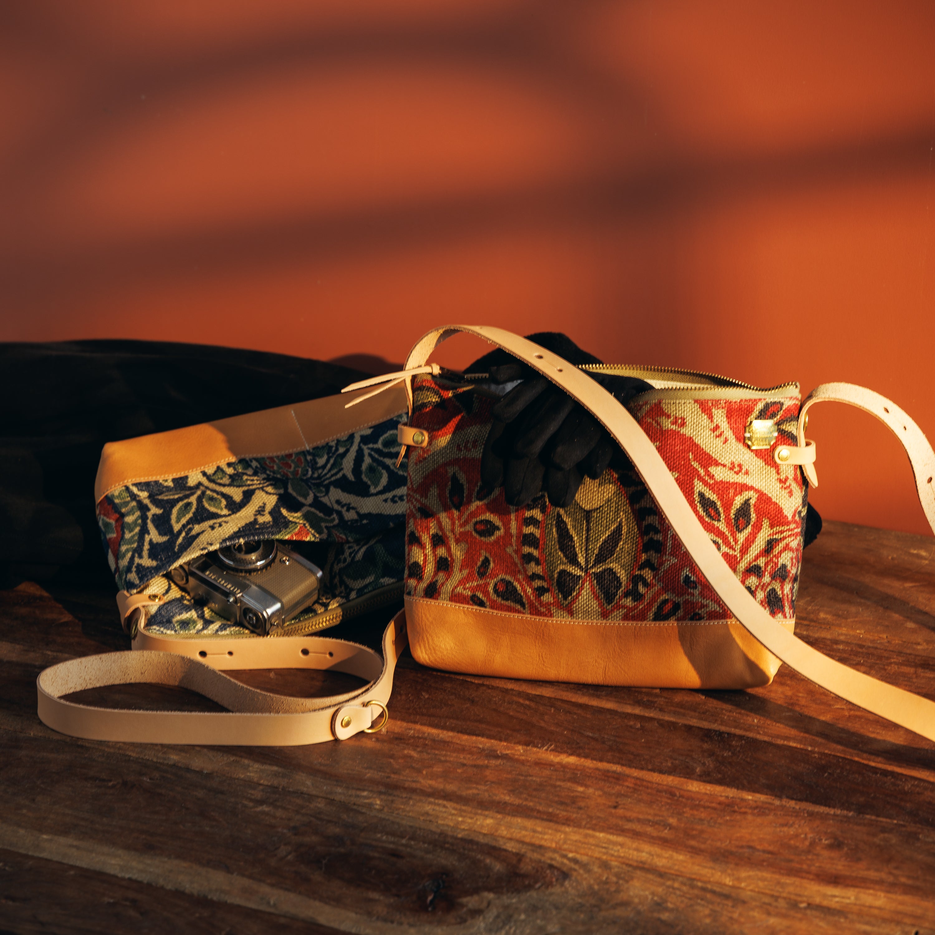 SL1166 William Morris leather bottom shoulder bag L